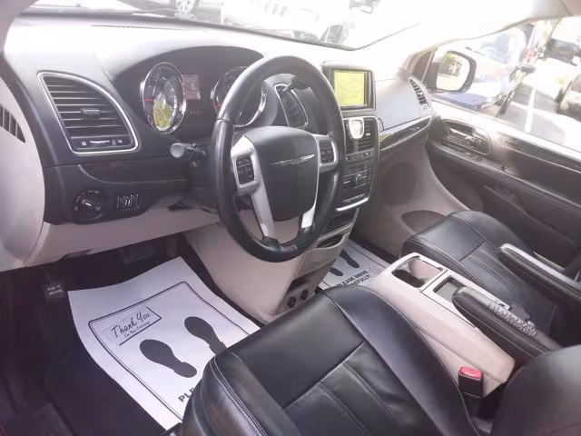 2014 Chrysler Town and Country - 2C4RC1BG5ER272927 - Image #10